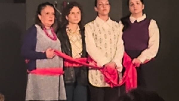 Legami spettacolo sull'emancipazione femminile